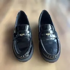 ZARAブラックエナメルローファー