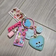 カラフルチャーム付きキーホルダー　じゃらじゃらキーホルダー