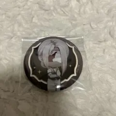 文字化化　カフェ　銀髪の男　缶バッジ