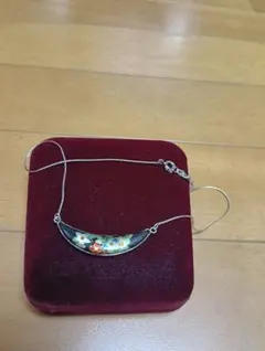 ☆シルバーカラー☆ 三日月モチーフ 花柄ネックレス