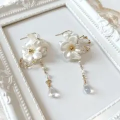 白いお花とパールピアス