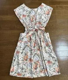 花柄ノースリーブひざ丈ワンピース