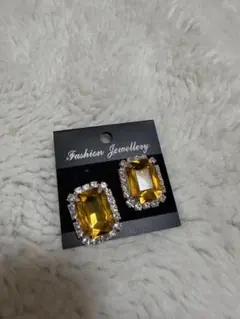 黄色 ピアス