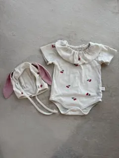 チェリー柄ロンパースとウサギ耳帽子セット