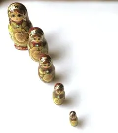ロシア マトリョーシカ人形 木製民芸品　手描きデザイン　中に4ピースあります