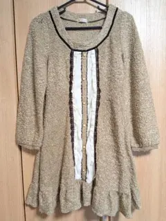 axes femme ベージュ フリル付きワンピース