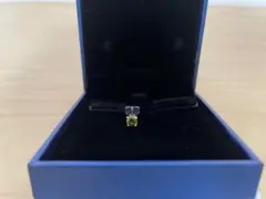 新品未使用✨スタッドピアス　オリーブ色　両耳　ジルコニア　ファッション