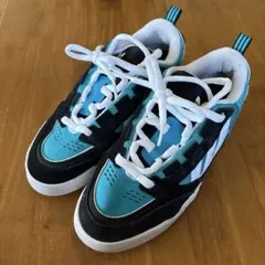 アディダス スニーカー 黒/青/白　ADI2000　GZ6187