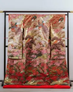 豪華絢爛　赤地 鶴と花柄 色打掛 赤地 鶴 花車 豪華刺繍 - メルカリ