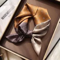 シルク風ドット幾何学模様スカーフ サイズ：70cmx 70cm