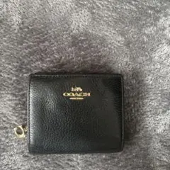 【美品】COACH コーチ 二つ折り財布 ブラック 黒 馬車ロゴ チャームのサムネイル