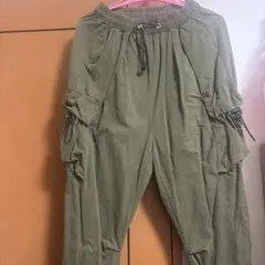 オリーブ カラー カーゴパンツ