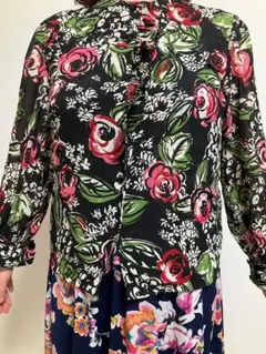 ユキコハナイ長袖ブラウス 絵画のような色鮮やかな美しいデザイン 羽織に使いやすいのサムネイル