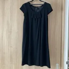 フリル付き黒膝丈マタニティワンピース