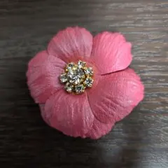 ① 花型のブローチ (ピンク)