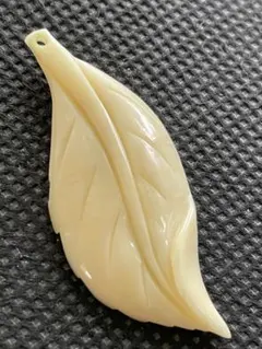 予約はコメントください100年物鯨の歯（フィジーのタンブア）首から