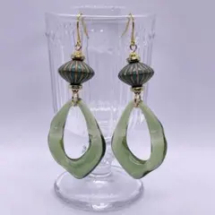 235.グリーン 変形フープ ハンドメイド ピアス