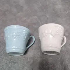 WEDGWOODの花模様が施されたブルーとホワイトのマグカップ2個セット