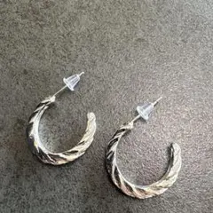 ツイストデザイン フープピアス