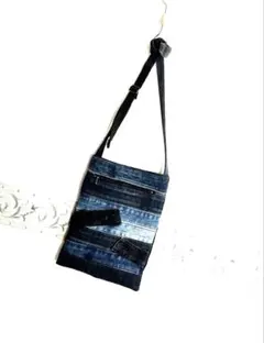 usedデニムリメイクのサコッシュ　ファスナーポケット付き　ハンドメイド