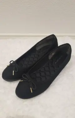 リボン付きブラックフラットシューズ