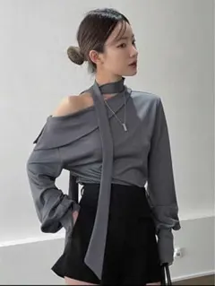 オフショルダーグレーシャツ・リボン付き
