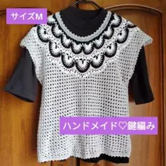 レースデザインのかぎ針編みベスト