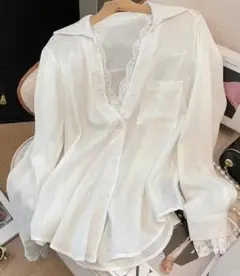 シンプルスタイルのホワイトフェイクツーピース レースパッチワークルーズシャツトッ