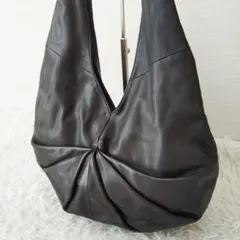 極美品 カワカワ ワンショルダーバッグ 本革 黒 赤裏地 大容量 - メルカリ