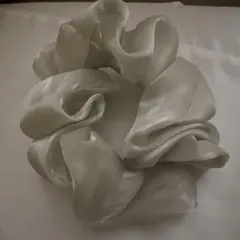 ホワイトシルク風ヘアシュシュ