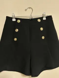 ZARA ハイウエストボタン付き黒ショートパンツ　M