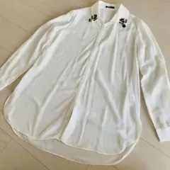 【極美品】Sサイズ　長袖ブラウス　白　オシャレ　長袖シャツ　トップス　カットソーのサムネイル