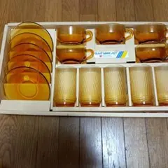 琥珀色のガラスティーカップとグラスのセット