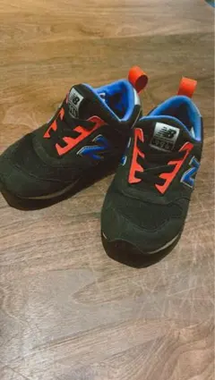 New Balance キッズスニーカー サイズ16 ブラック/ブルー/レッド