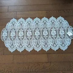 近沢レース、白色、薔薇柄。敷物