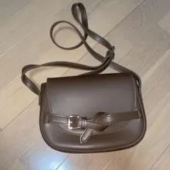 ブラウンショルダーバッグバックル付き