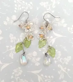 フラワーとリーフの揺れるフック式ピアス