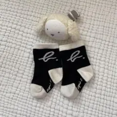 ベビー靴下 黒と白 ロゴ入り ぬいぐるみ付き