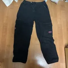 黒いカーゴパンツ サイドポケット付き
