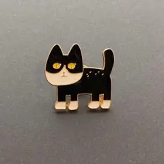 ピンバッチ　しろタビを履いた黒猫くん　ハチワレ　カジュアル　簡易ラッピング付き