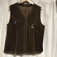 Leilianサイズ15+綿混ベスト前ファスナー開き胸ポケット２ケ刺繍レリアン