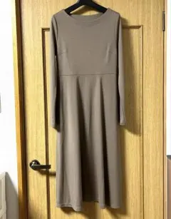 ユニクロ　ポンチフレアワンピース（丈短め）