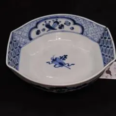 古伊万里、見込軍配、宝尽し文型押し染付向付小鉢(幕末〜明治、鎹直し、ニュウ有)のサムネイル