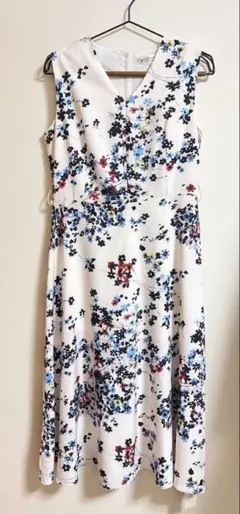 新品タグ付き・花柄ノースリーブワンピースドレス