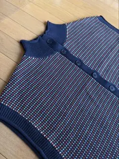 ネイビー マルチカラー ボタン付きニットベスト