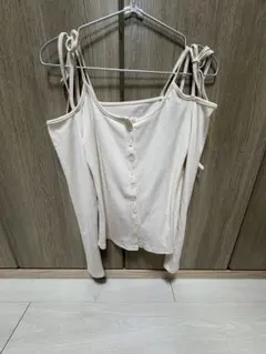 クリーム色オフショルダーリブトップス