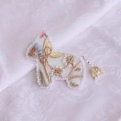 69. ダーラナホース　ビーズ刺繍ブローチ　ゴールド　馬