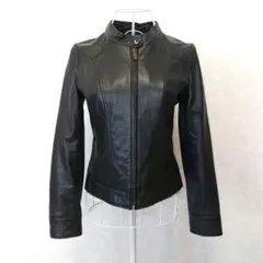 首ボタン ラムレザー シングルライダースジャケット クロップド丈 光沢 ブラック