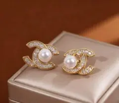 ♡大人気♡CCロゴとパールのエレガントなスタッドピアス　ゴールド