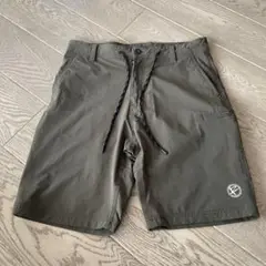 オリーブ色ショートパンツ ドローコード付き